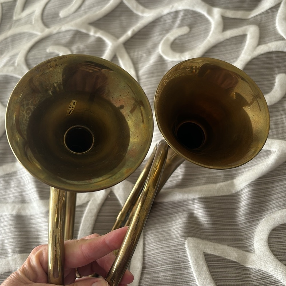 Decorator Bugles set of 2 Brass slightly Different - Picture 4 of 10